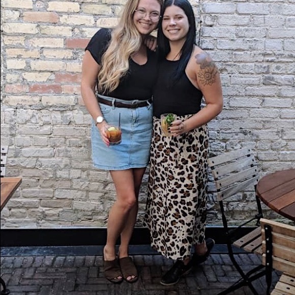 Meet your Posher, Paige and Liv - Picture 4 of 4